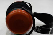 HIFIMAN SUNDRA Closed-Back のイヤーパッドへの装着例