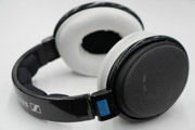 SENNHEISER HD580 Jubilee のイヤーパッドへの装着例